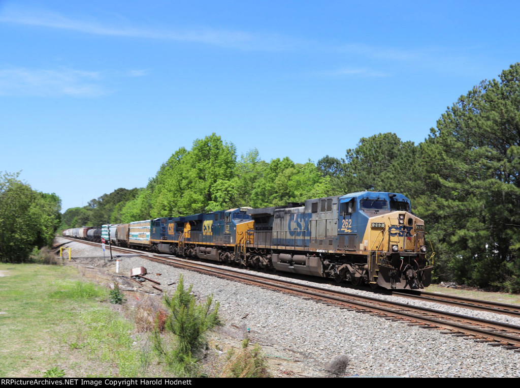 CSX 262 leads train L620-17 northbound